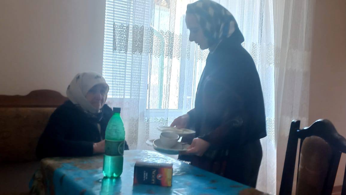 Социальный работник социального обслуживания на дому отделения № 2 Харесеева Заира   селении Тлярата оказывает социально-бытовую,услугу своей подопечной с целью оказания социальных услуг.